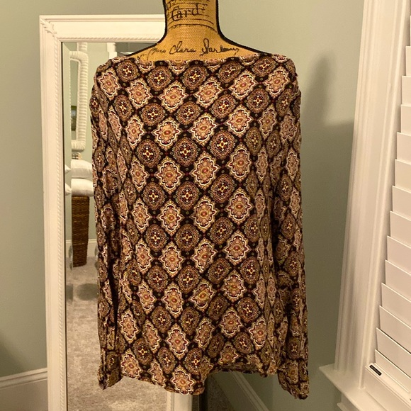 gimmicks by BKE Tops - NWT Gimmcks paisley top, size M.